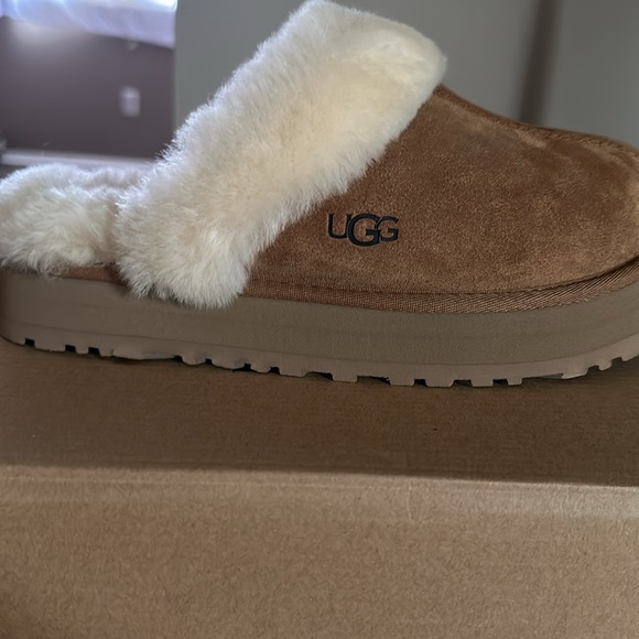 UGG - Picture 2 of 2